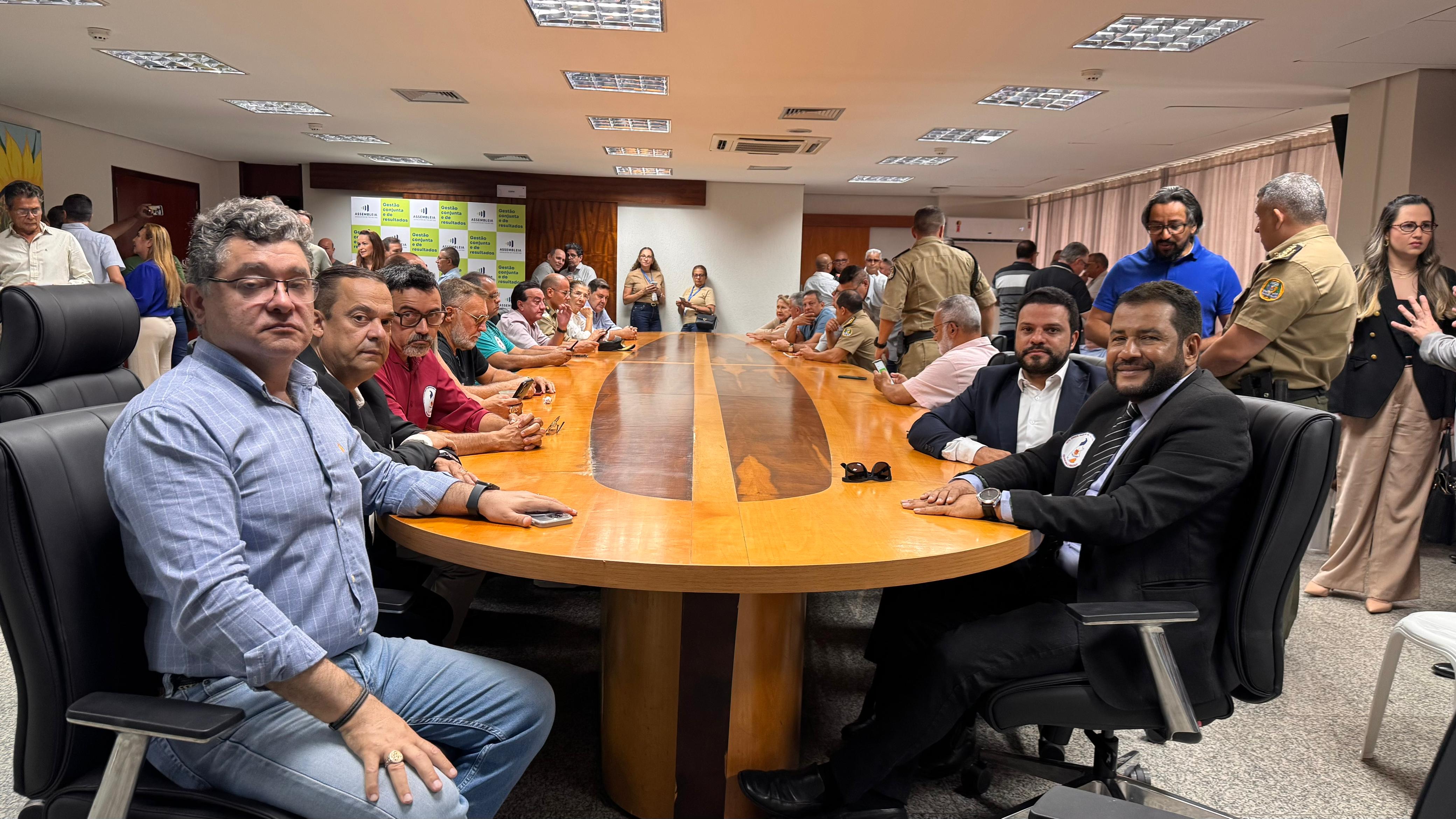 Presidente Reginaldo Abdalla na sala de reunião da Assembleia Legislativa
